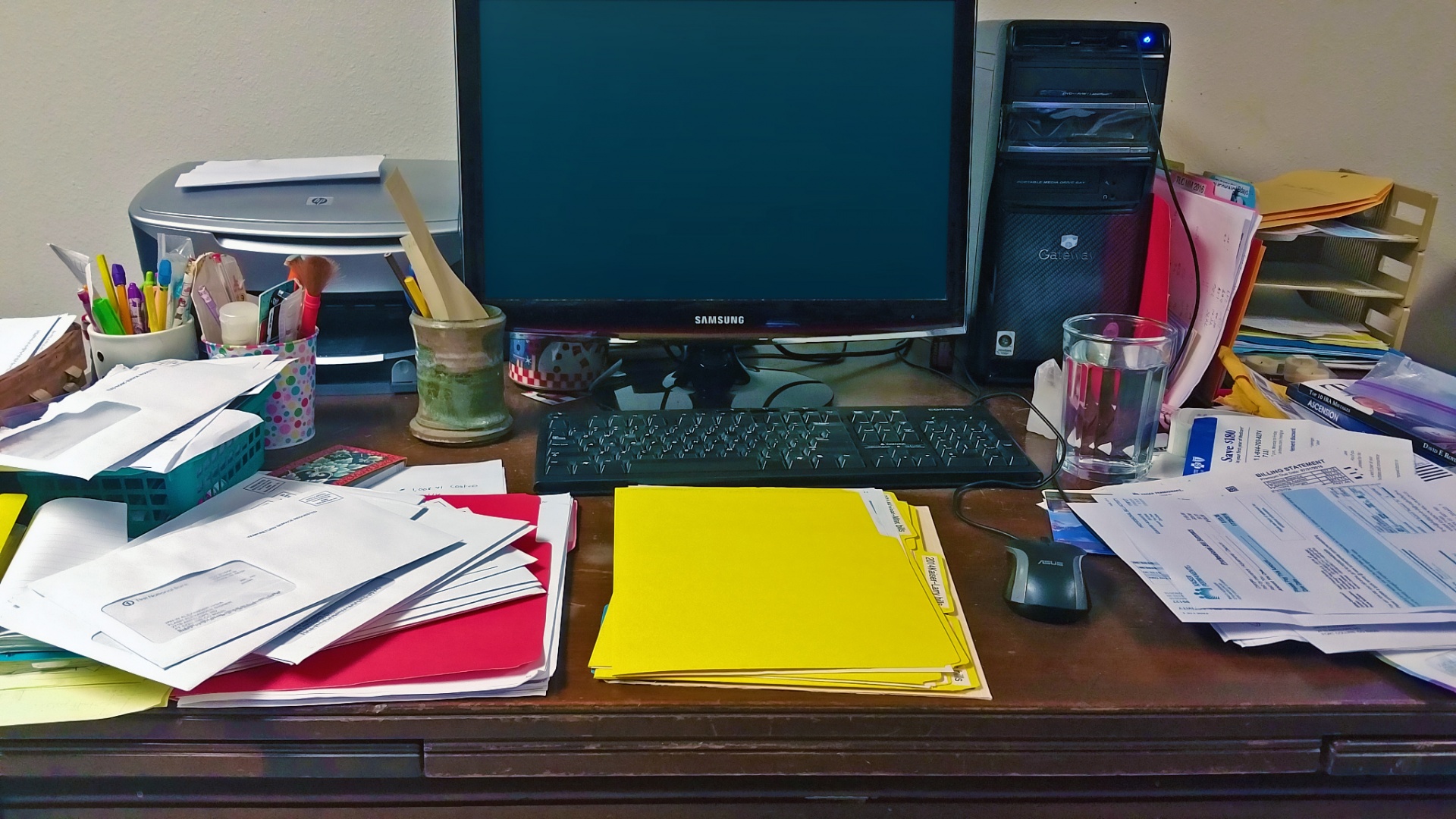 messy-desk-no-messages