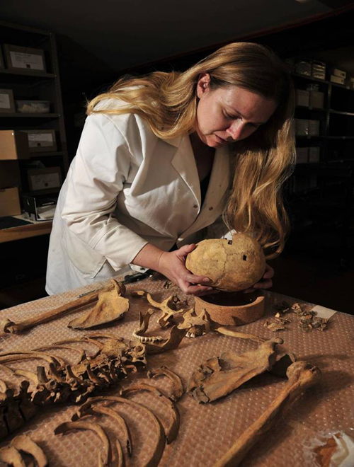 Jo Buckberry with the female skeleton from Stirling